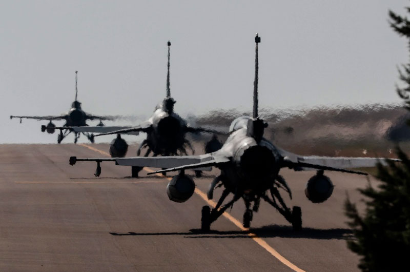 Trump advierte a Venezuela que derribará sus cazas si ponen en peligro a militares de EEUU