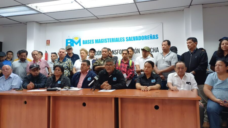 Maestros piden al gobierno se haga la revisión salarial y que pare los despidos «arbitrarios»