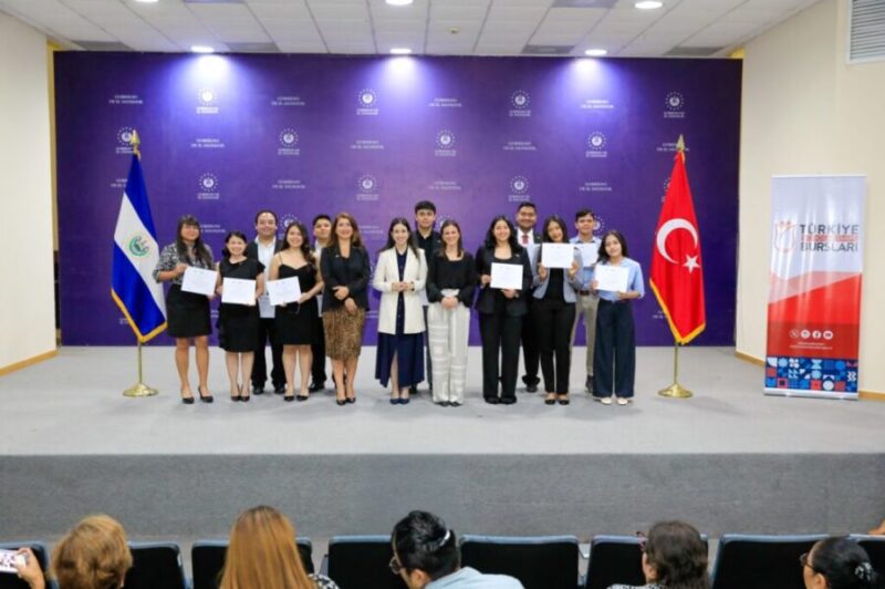 Al menos 16 salvadoreños viajarán a Turquía para estudiar pregrados y posgrados