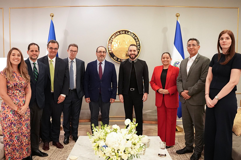 Bukele se reúne con ejecutivos del CAF para revisar créditos en proyectos aeronáuticos y educación