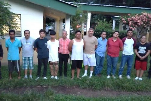 Detienen a un profesor en redada por usar fotos de alumna en caso de pornografía