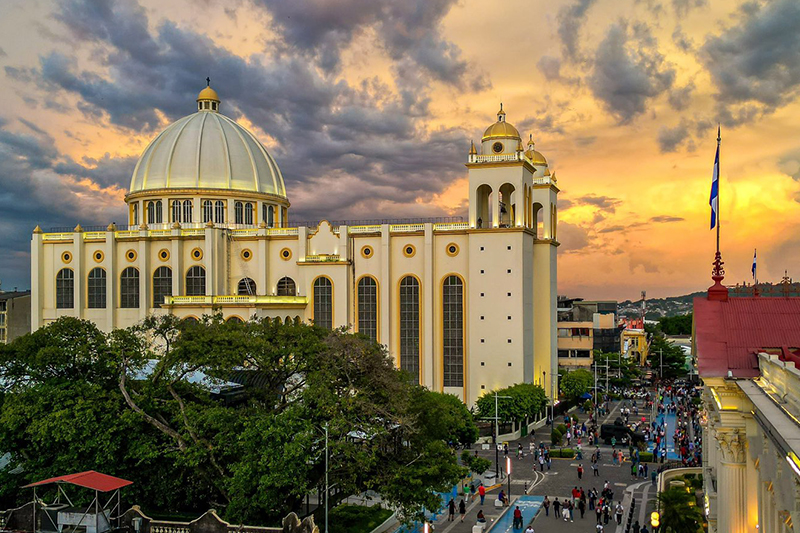 El Salvador lidera el crecimiento económico interanual en la región, pero queda rezagado en el acumulado