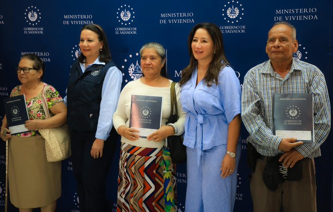 Ministerio de Vivienda entregó 118 escrituras de propiedad a afectados de empresa Argoz