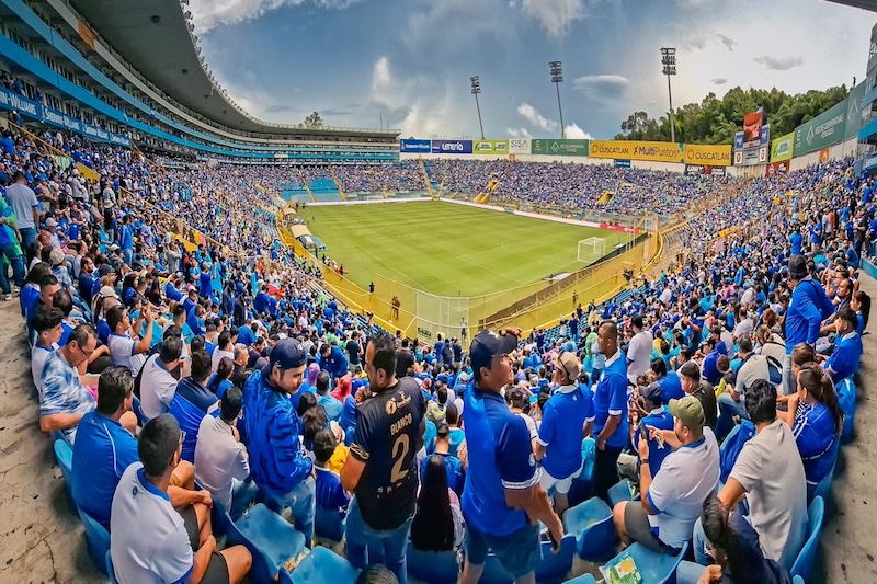 El Salvador podría ser sancionado por las denuncias de racismo contra jugadores de Surinam