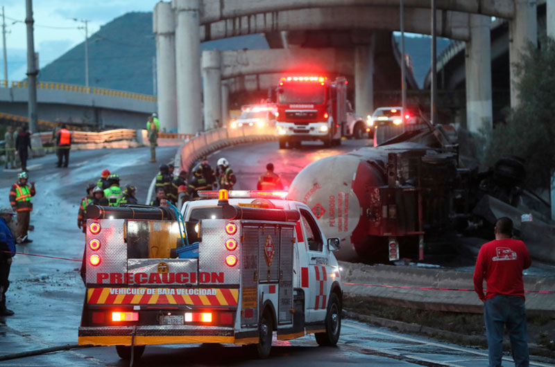Suman 28 muertos por explosión de un camión de gas en Ciudad de México