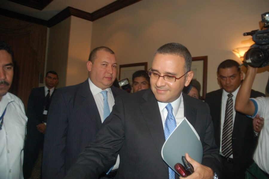 Instalan audiencia por enriquecimiento ilícito contra exsecretario privado de Funes y su familia