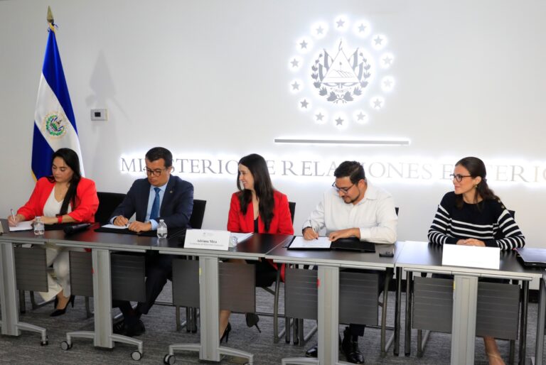 El Salvador suscribe acuerdo con Países Bajos para gestión y protección de fuentes hídricas