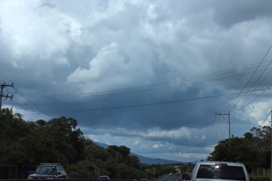 Lluvias persistirán este domingo en zonas montañosas y costeras