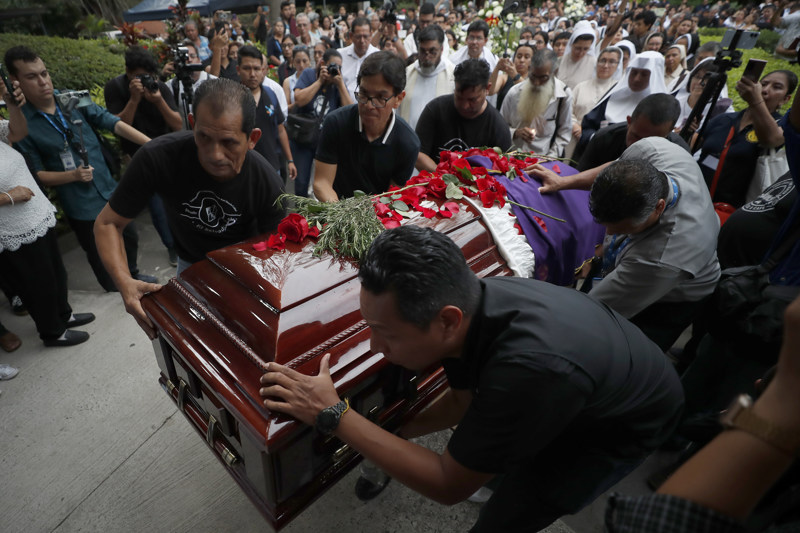 Despiden al jesuita Tojeira y lo sepultan junto a sus compañeros asesinados en 1989