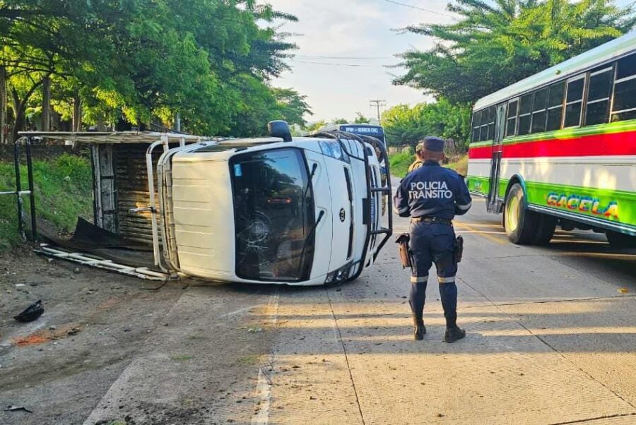 Camión vuelca en Santa Ana y deja tres lesionados