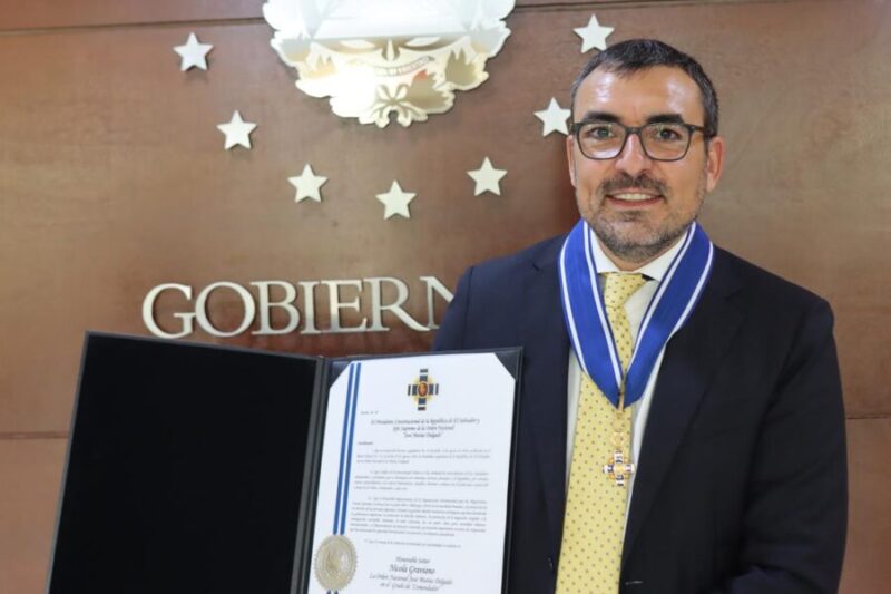 Jefe de misión de la OIM finaliza trabajo en El Salvador y recibe condecoración