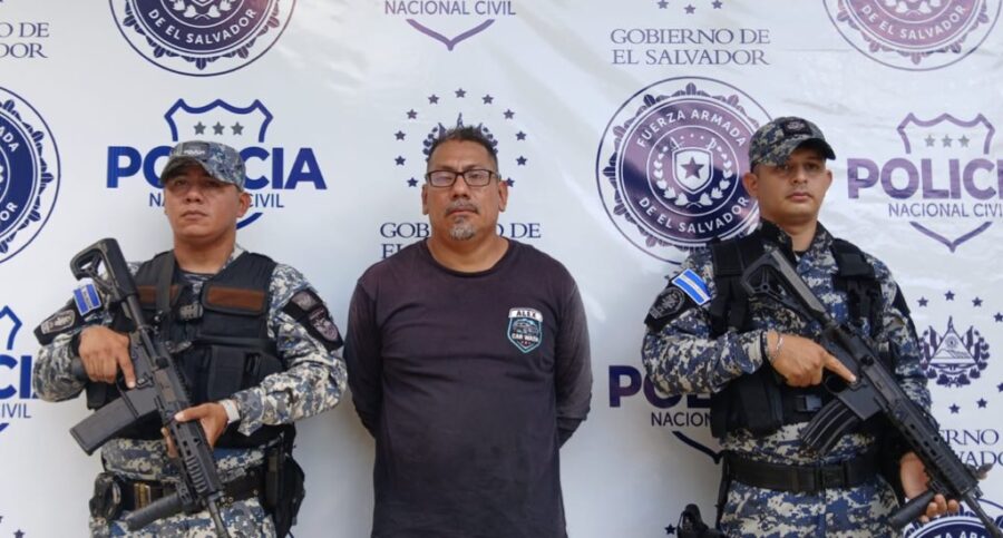 Capturan en Soyapango a presunto pandillero del Barrio 18 que ocultaba tatuajes con camisas manga larga