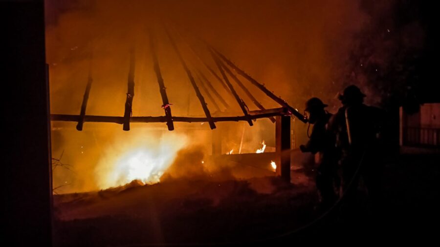 Incendio consume estructura de palma y madera en Santiago Nonualco