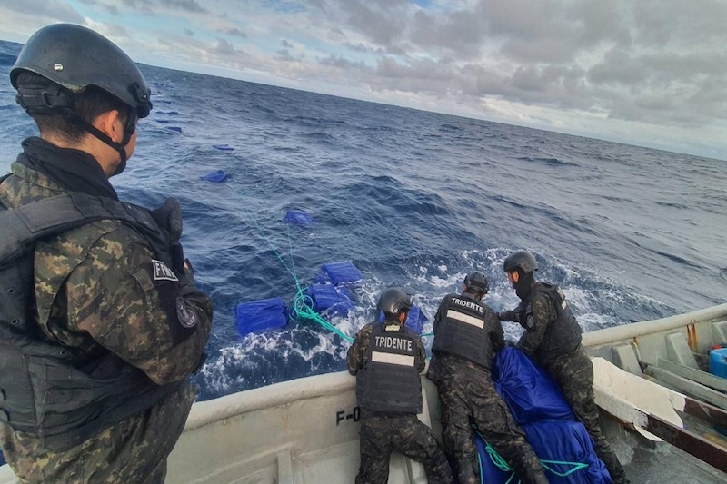 Marina de El Salvador incauta 1.4 toneladas de cocaína valoradas en $35 millones en altamar