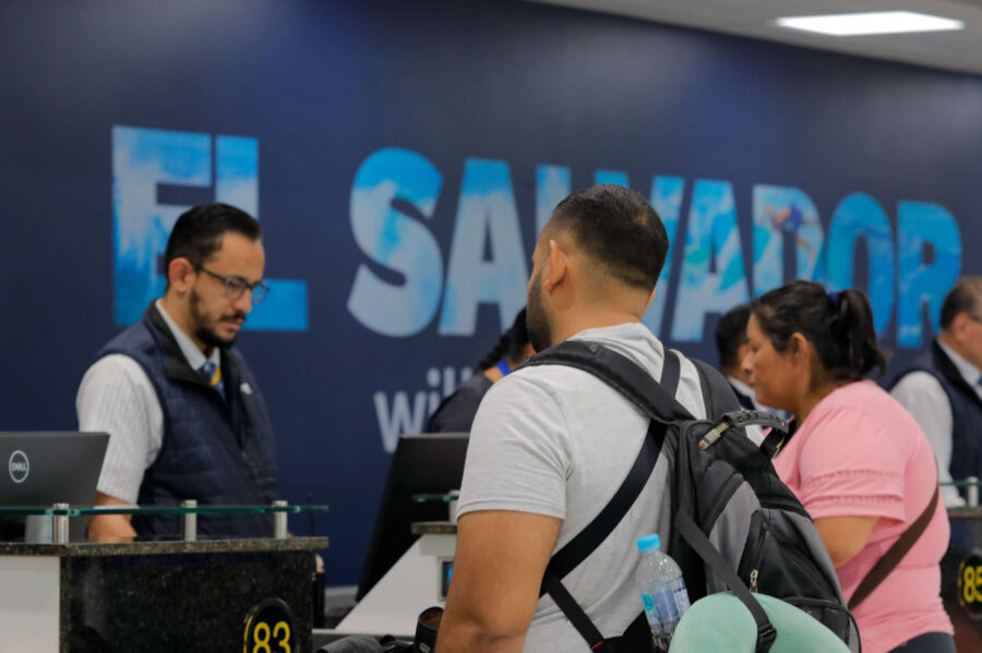 La llegada de pasajeros a El Salvador se reduce un 6 % a agosto de 2025