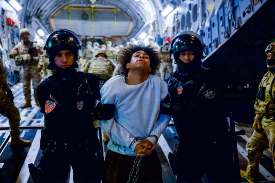 Tribunal dictamina que Trump no puede usar la Ley de Enemigos Extranjeros en deportaciones