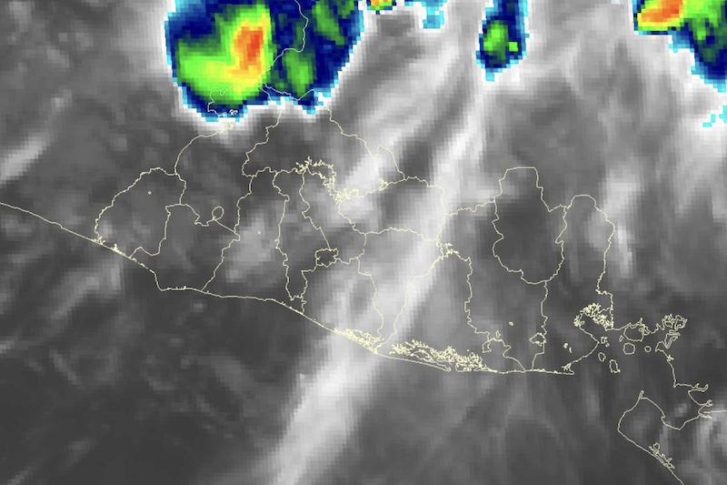 Lluvias dispersas y ambiente muy cálido se esperan este domingo