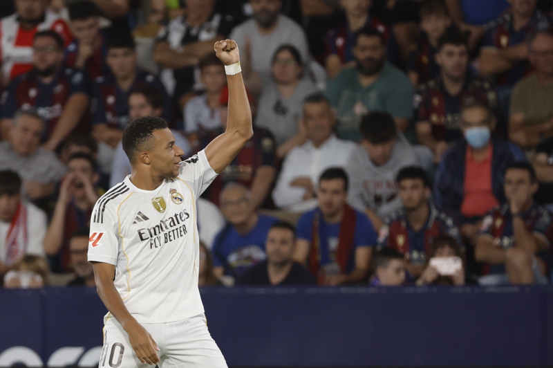 El Real Madrid golea 1-4 al Levante y sigue líder de LaLiga