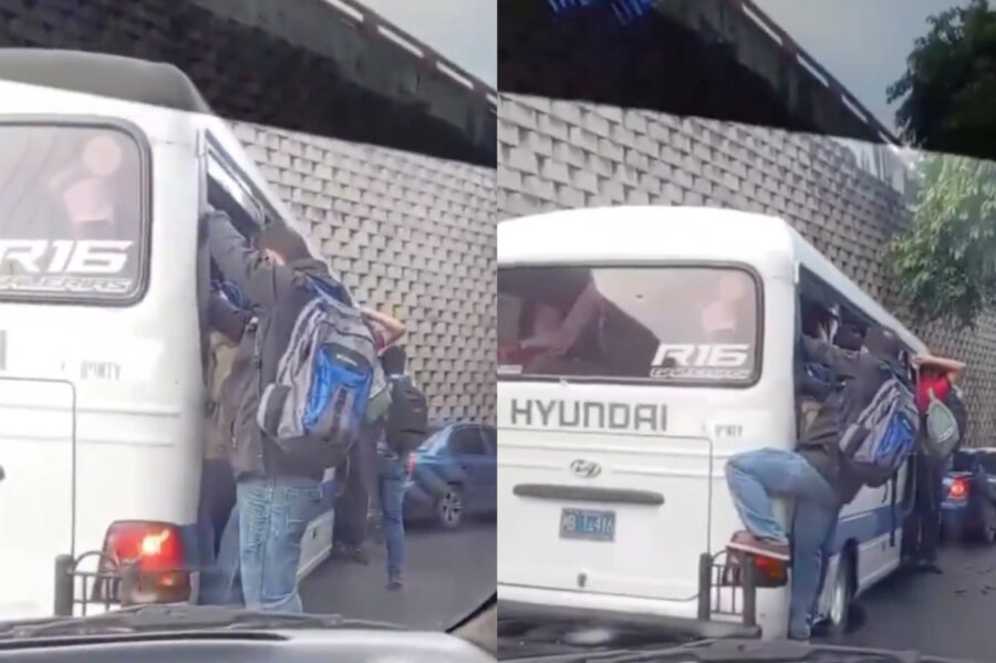 VMT multa con $150 a microbús de ruta 16 que llevaba pasajeros colgados en la puerta de la unidad