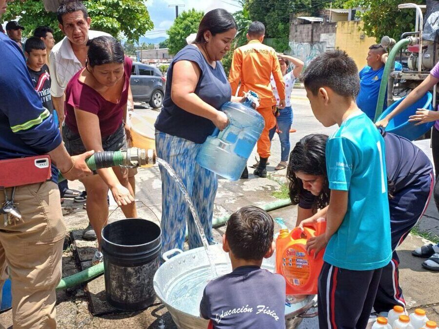 Afectados por falta de agua piden reforzar distribución de cisternas ante largas filas de espera