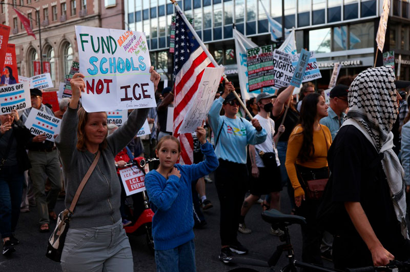 Reprimen con gases y balas de goma una protesta frente a un centro migratorio en Chicago