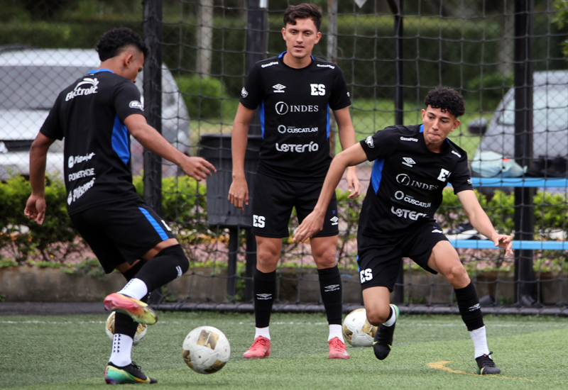 La Selecta se entrena en grama artificial para enfrentar a Guatemala