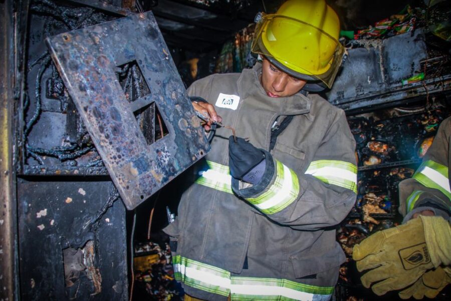 Incendio en mercado de Apopa fue ocasionado por una sobrecarga eléctrica, dice Bomberos 