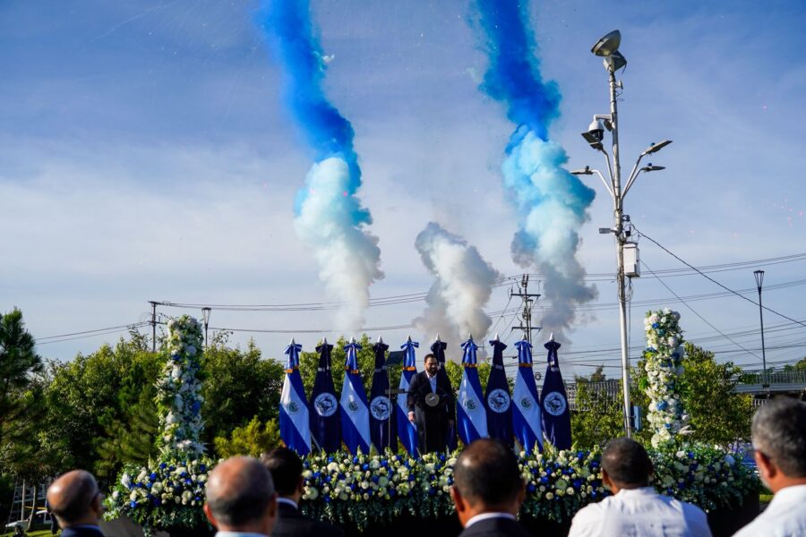 Alcaldía de San Salvador Centro inaugura el mes cívico con bandera gigante y fuegos artificiales