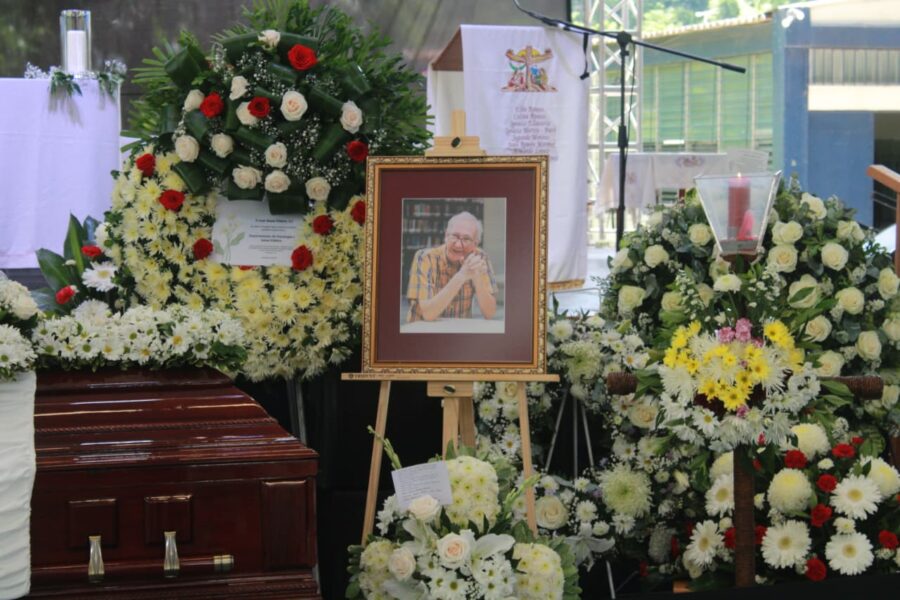 Comunidad universitaria y amigos acompañan el velorio del padre Tojeira en la UCA