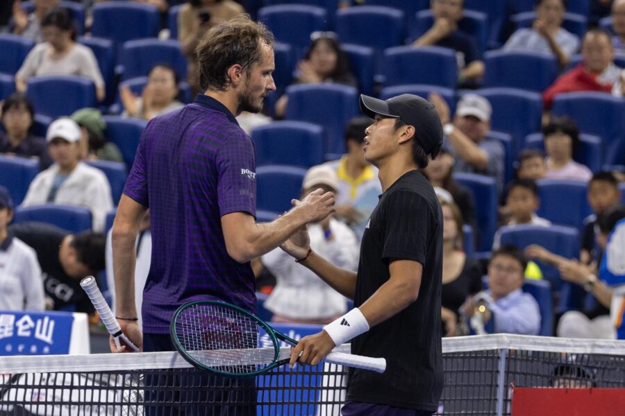 Learner Tien sorprende a Medvedev y avanza a la final del Abierto de China; Sinner se impone a De Miñaur