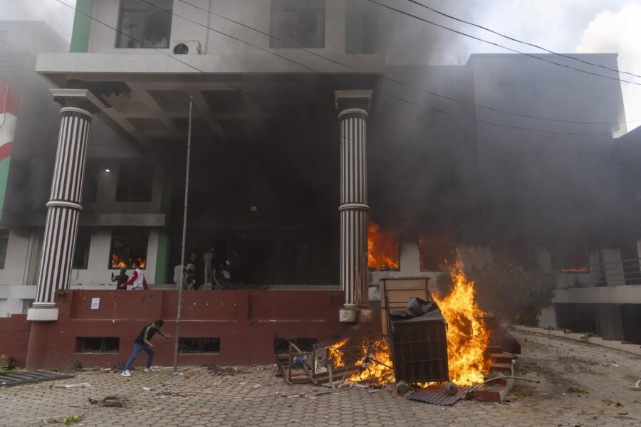 Muere quemada la esposa de un ex primer ministro de Nepal durante un ataque a su vivienda