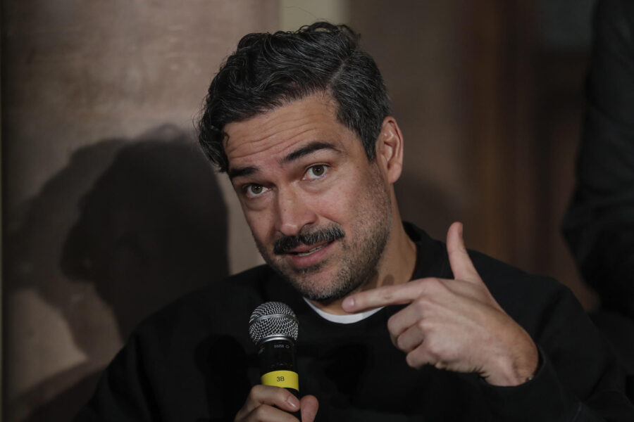 Alfonso Herrera combate la autocensura en la nueva serie de Netflix «Las muertas»