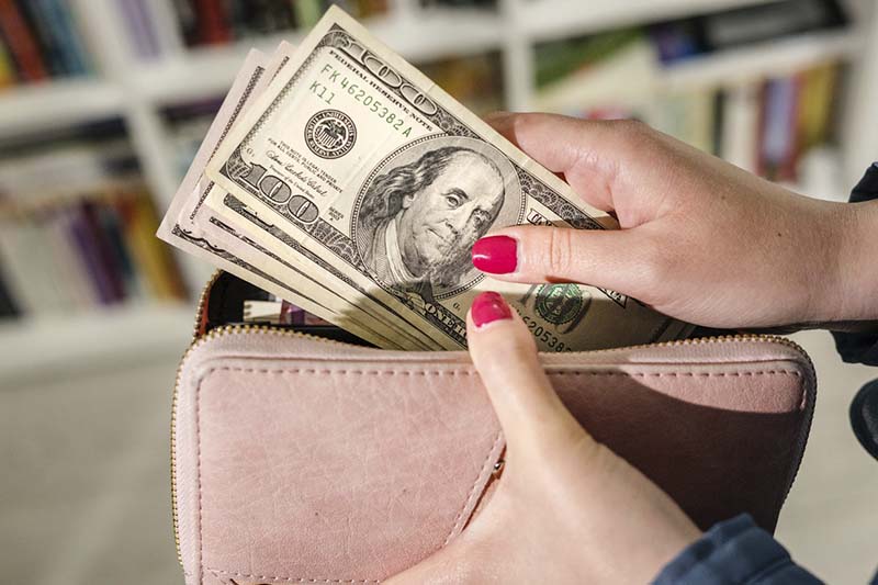 El 58 % de los salvadoreños cree que es más seguro no andar dinero en efectivo y realizar pagos digitales