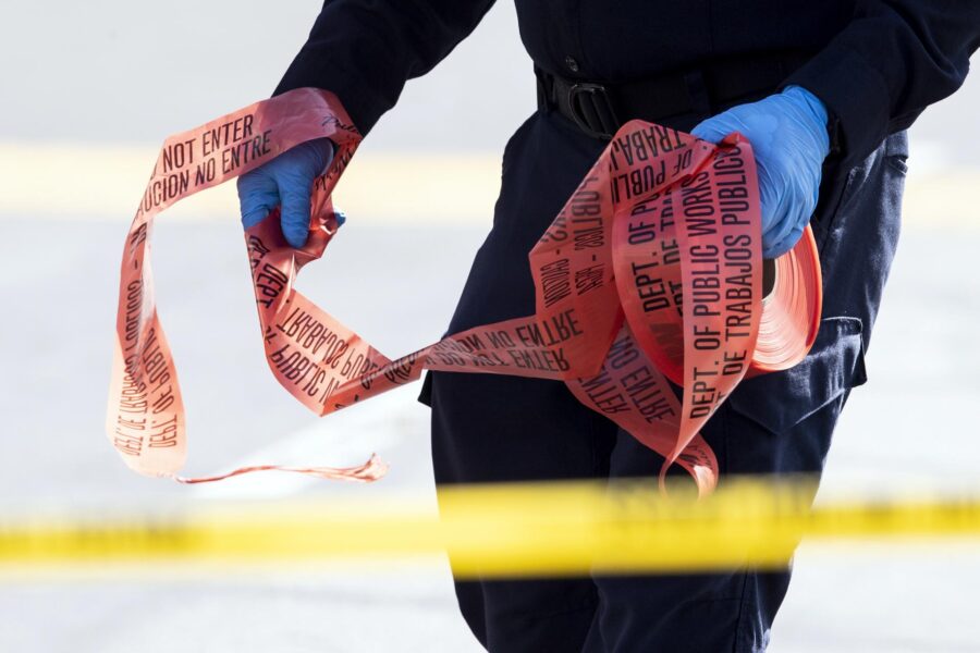 Aumentan a tres las muertes en tiroteo en un centro de ICE en Texas