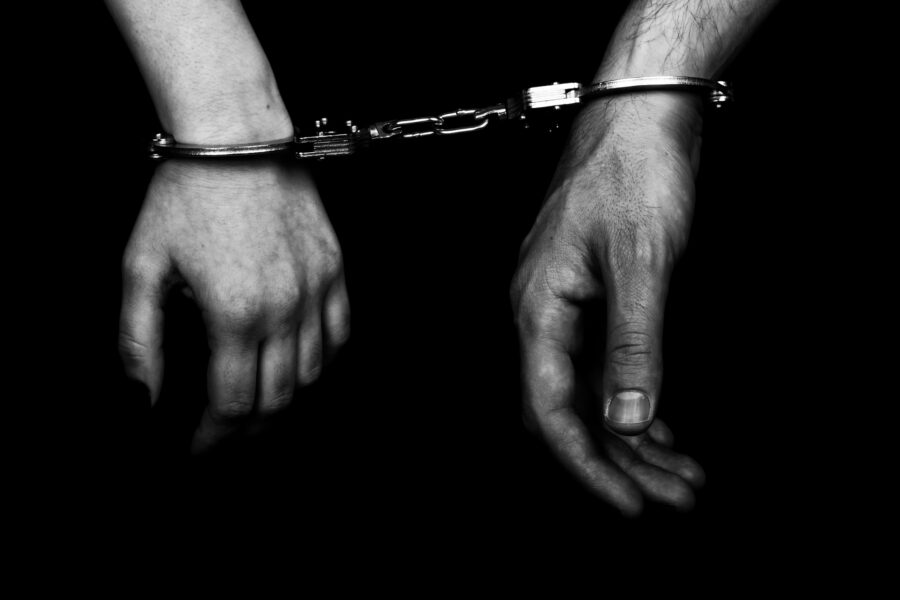 Seis pandilleros de la MS-13 reciben condenas de hasta 140 años por el asesinato de dos adultos y un menor en Santa Ana