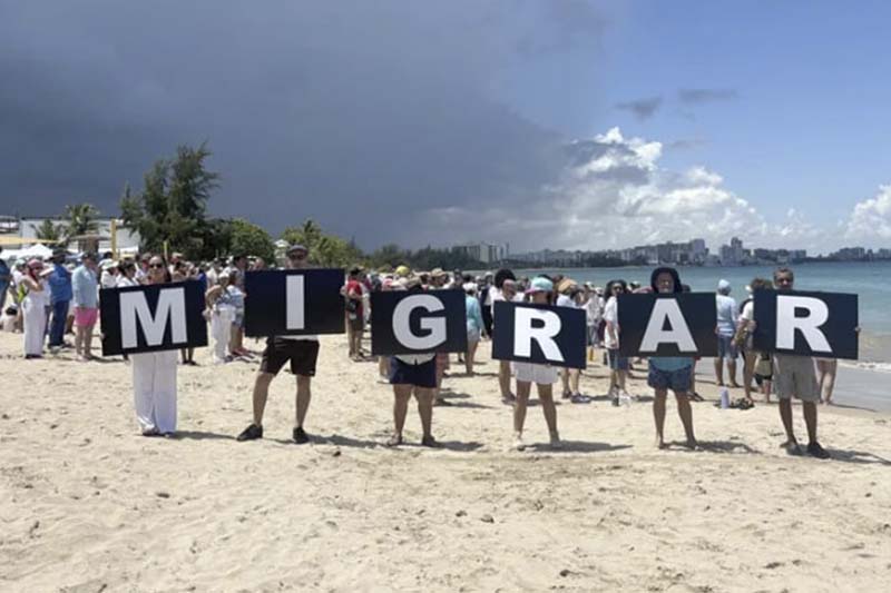 Puertorriqueños claman que ‘migrar es un derecho’ frente a políticas del Gobierno Trump