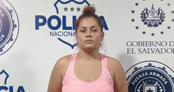 Detienen a mujer señalada de atacar con un arma blanca a su pareja en residencial Altavista