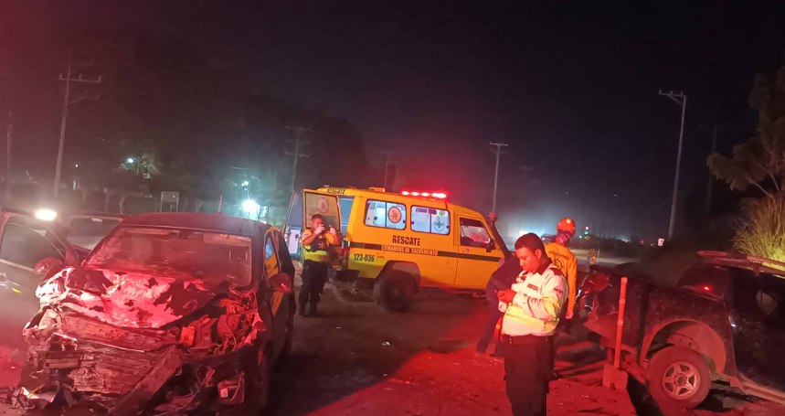 Choque entre dos vehículos en Santa Ana deja al menos tres lesionados
