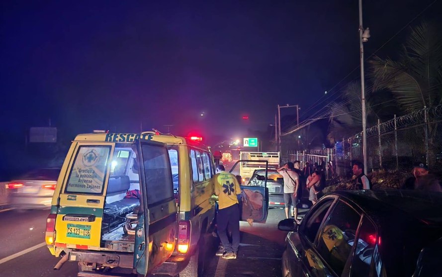 Accidente entre cinco vehículos provoca cuatro heridos en Quezaltepeque