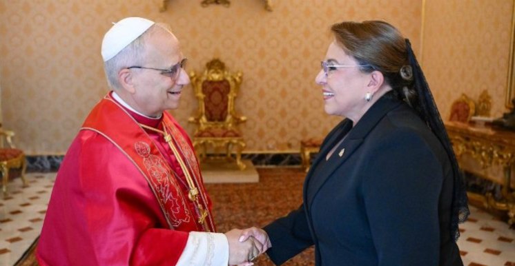 Xiomara Castro se reúne con León XIV y trata la situación social regional en el Vaticano