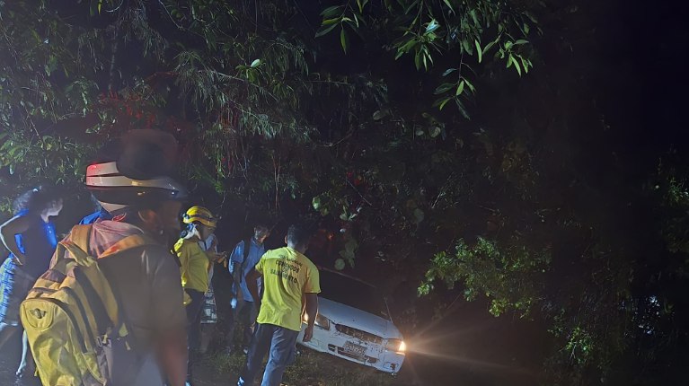 Un carro fue arrastrado por una corriente en Ciudad Arce