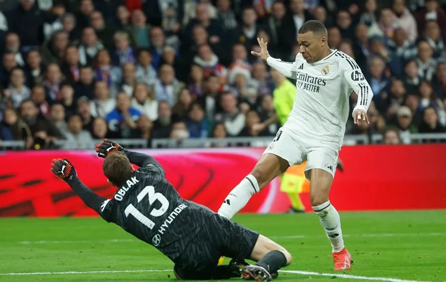 Atlético busca frenar al líder Real Madrid en un duelo decisivo de LaLiga