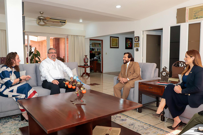 Félix Ulloa se reúne con altos ejecutivo de Tigo para impulsar programas de datos y ciberseguridad