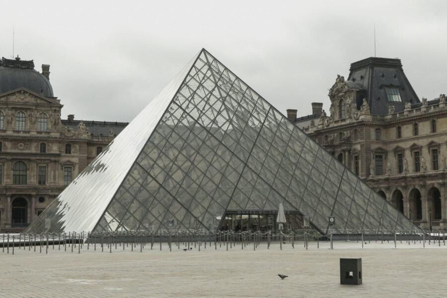 «Un robo digno de James Bond», se sorprenden turistas frustrados por el cierre del Louvre