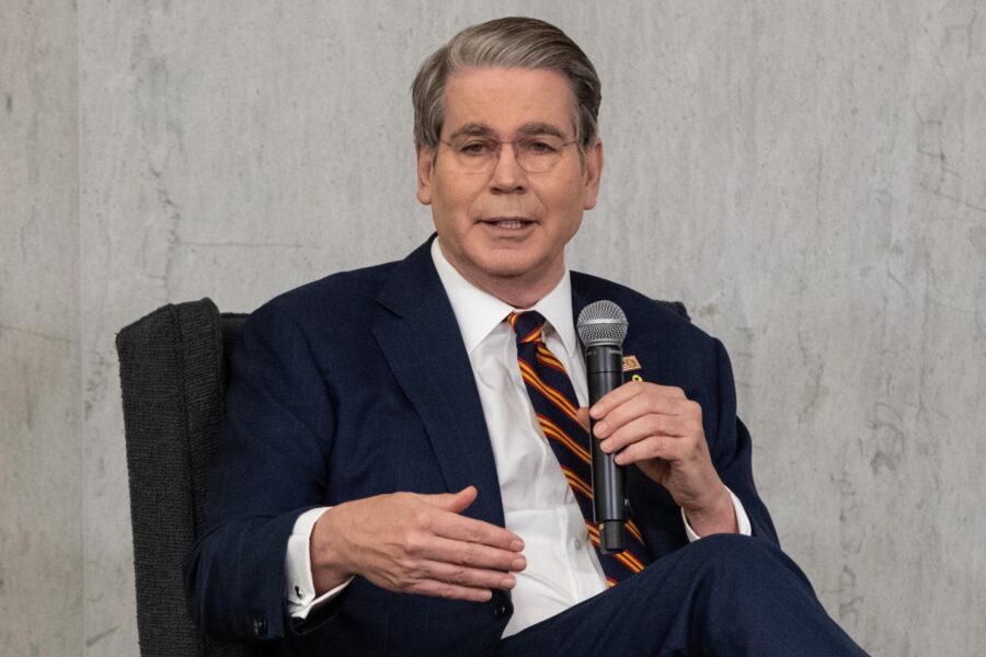 Secretario del Tesoro dice que EEUU establecerá precios mínimos para «combatir la manipulación de China»