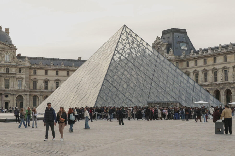 Louvre refuerza seguridad con cámaras tras millonario robo de joyas