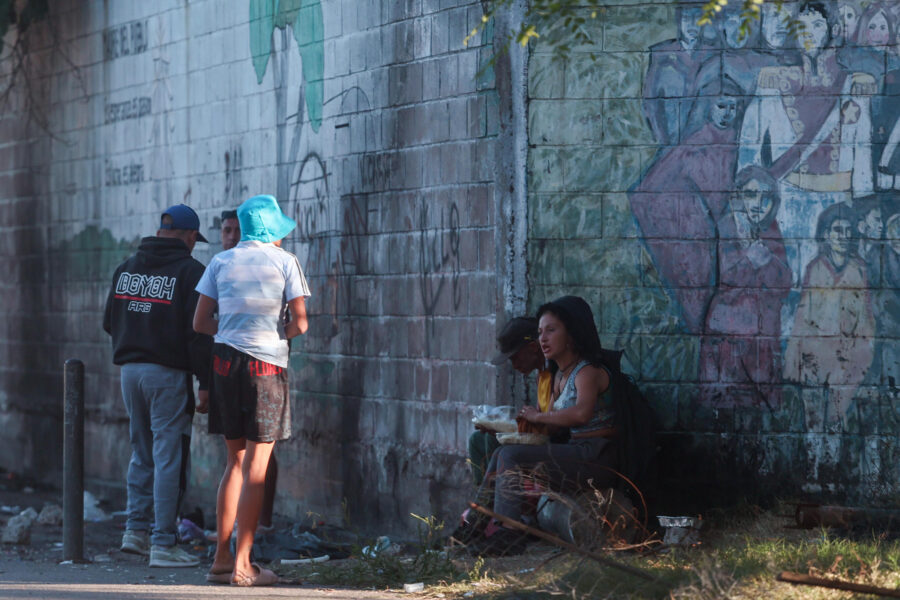 Argentina va a las urnas con una economía de «bolsillos flacos» y bajo tensión financiera