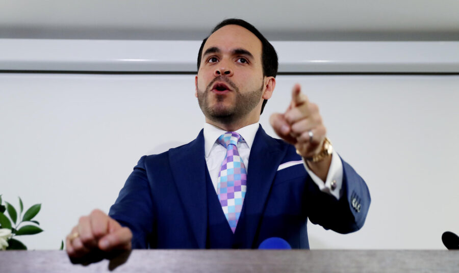 Incendian un vehículo decorado con la imagen de un precandidato presidencial colombiano