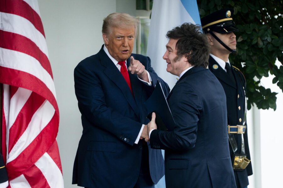 Argentina y EEUU firman acuerdo de estabilización cambiaria por $20,000 millones