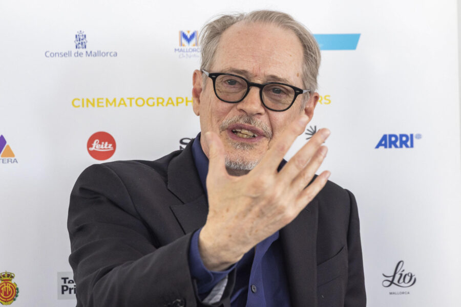 El actor Steve Buscemi anima a resistir y no rendirse frente a Trump